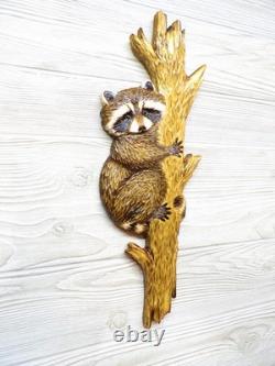 Kit de sculpture sur bois à la tronçonneuse pour décoration murale : bébé raton laveur sculpté à la main jetant un coup d’œil autour d’un arbre