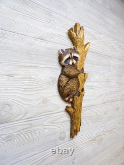 Kit de sculpture sur bois à la tronçonneuse pour décoration murale : bébé raton laveur sculpté à la main jetant un coup d’œil autour d’un arbre
