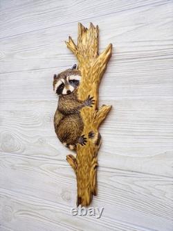 Kit de sculpture sur bois à la tronçonneuse pour décoration murale : bébé raton laveur sculpté à la main jetant un coup d’œil autour d’un arbre