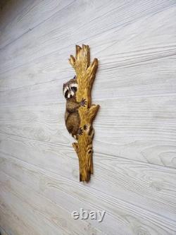 Kit de sculpture sur bois à la tronçonneuse pour décoration murale : bébé raton laveur sculpté à la main jetant un coup d’œil autour d’un arbre