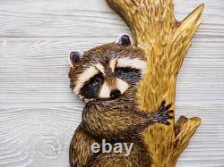Kit de sculpture sur bois à la tronçonneuse pour décoration murale : bébé raton laveur sculpté à la main jetant un coup d’œil autour d’un arbre