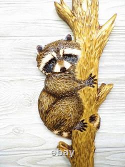 Kit de sculpture sur bois à la tronçonneuse pour décoration murale : bébé raton laveur sculpté à la main jetant un coup d’œil autour d’un arbre