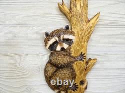 Kit de sculpture sur bois à la tronçonneuse pour décoration murale : bébé raton laveur sculpté à la main jetant un coup d’œil autour d’un arbre