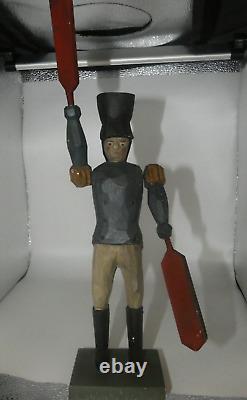 LARRY KOOSED Soldat sculpté en bois Whirligig Art populaire Signé 1981