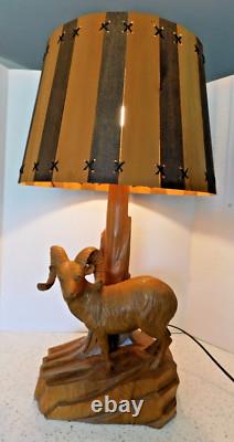 Lampe d'art populaire en bois sculpté représentant un bélier Big Horn de CLEMENT DUBE des années 1950, abat-jour en lattes de bois 3/69