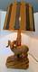 Lampe D'art Populaire En Bois Sculpté Représentant Un Bélier Big Horn De Clement Dube Des Années 1950, Abat-jour En Lattes De Bois 3/69