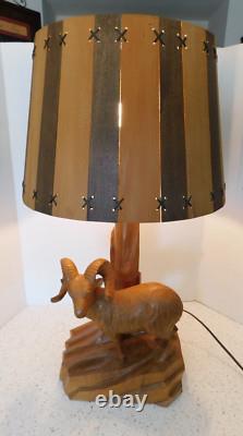 Lampe d'art populaire en bois sculpté représentant un bélier Big Horn de CLEMENT DUBE des années 1950, abat-jour en lattes de bois 3/69