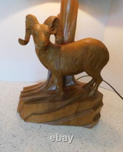 Lampe d'art populaire en bois sculpté représentant un bélier Big Horn de CLEMENT DUBE des années 1950, abat-jour en lattes de bois 3/69