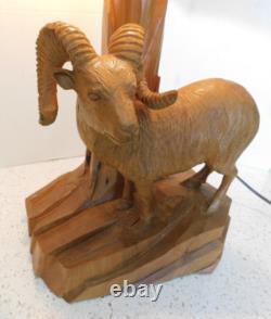 Lampe d'art populaire en bois sculpté représentant un bélier Big Horn de CLEMENT DUBE des années 1950, abat-jour en lattes de bois 3/69