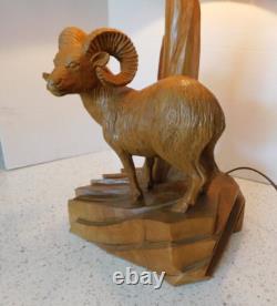 Lampe d'art populaire en bois sculpté représentant un bélier Big Horn de CLEMENT DUBE des années 1950, abat-jour en lattes de bois 3/69