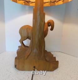 Lampe d'art populaire en bois sculpté représentant un bélier Big Horn de CLEMENT DUBE des années 1950, abat-jour en lattes de bois 3/69