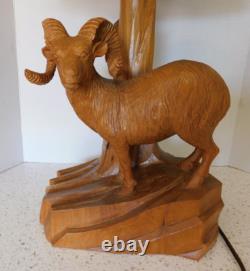 Lampe d'art populaire en bois sculpté représentant un bélier Big Horn de CLEMENT DUBE des années 1950, abat-jour en lattes de bois 3/69