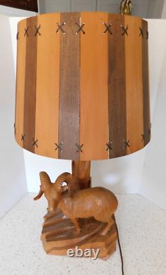 Lampe d'art populaire en bois sculpté représentant un bélier Big Horn de CLEMENT DUBE des années 1950, abat-jour en lattes de bois 3/69