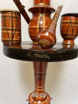 Lampe de plancher en bois sculpté et peint à la main d'art populaire vintage avec mini-instruments signés