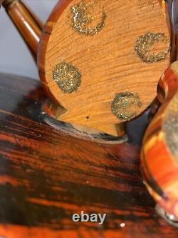 Lampe de plancher en bois sculpté et peint à la main d'art populaire vintage avec mini-instruments signés