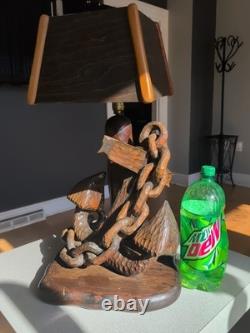 Lampe de table nautique en bois sculpté d'art populaire vintage énorme, ancre de capitaine MCM marin