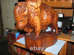Magnifique sculpture en bois de cèdre buffle en une seule pièce finie