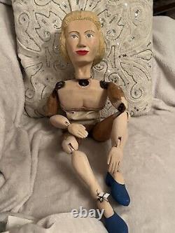 Marionnette d'art populaire en bois sculpté à la main par un artiste de l'époque WPA des années 1930, actrice.