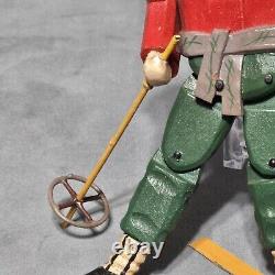 Marionnette de skieur sculptée à la main en art populaire, figure ornementale de ski de montagne