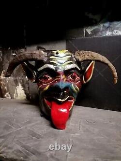 Masque de démon diable diablo en bois sculpté avec des cornes rares enroulées, art populaire