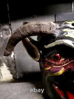 Masque de démon diable diablo en bois sculpté avec des cornes rares enroulées, art populaire