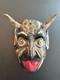 Masque De Diable En Bois Sculpté Rouge Et Noir, Art Populaire Mexicain Avec Des Yeux Jaunes Et Une énorme Langue