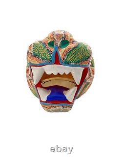 Masque de panthère léopard en bois sculpté à la main et peint en art populaire coloré de décoration.