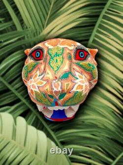 Masque de panthère léopard en bois sculpté à la main et peint en art populaire coloré de décoration.