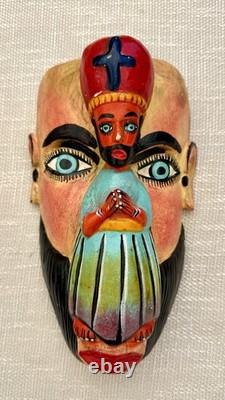 Masque en bois sculpté d’art populaire de Guerrero, Mexique, vintage, avec figure religieuse appliquée