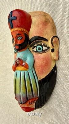 Masque en bois sculpté d’art populaire de Guerrero, Mexique, vintage, avec figure religieuse appliquée
