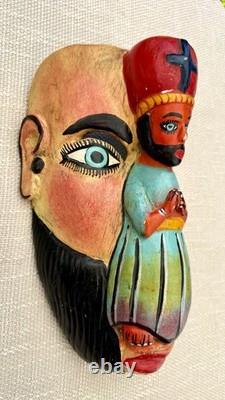 Masque en bois sculpté d’art populaire de Guerrero, Mexique, vintage, avec figure religieuse appliquée