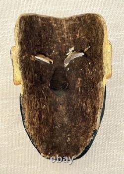 Masque en bois sculpté d’art populaire de Guerrero, Mexique, vintage, avec figure religieuse appliquée