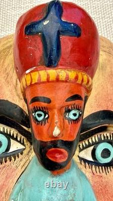Masque en bois sculpté d’art populaire de Guerrero, Mexique, vintage, avec figure religieuse appliquée