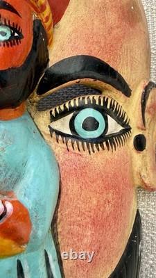 Masque en bois sculpté d’art populaire de Guerrero, Mexique, vintage, avec figure religieuse appliquée