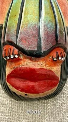 Masque en bois sculpté d’art populaire de Guerrero, Mexique, vintage, avec figure religieuse appliquée