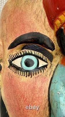 Masque en bois sculpté d’art populaire de Guerrero, Mexique, vintage, avec figure religieuse appliquée
