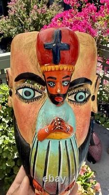 Masque en bois sculpté d’art populaire de Guerrero, Mexique, vintage, avec figure religieuse appliquée