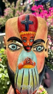 Masque en bois sculpté d’art populaire de Guerrero, Mexique, vintage, avec figure religieuse appliquée