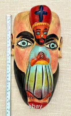Masque en bois sculpté d’art populaire de Guerrero, Mexique, vintage, avec figure religieuse appliquée