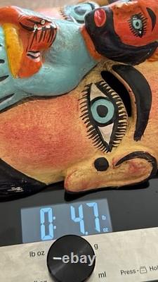 Masque en bois sculpté d’art populaire de Guerrero, Mexique, vintage, avec figure religieuse appliquée