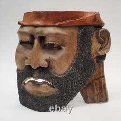 Masque en bois sculpté d'art populaire rustique, homme barbu, yeux creux, décoration des arrière-pays.