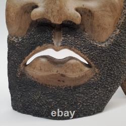 Masque en bois sculpté d'art populaire rustique, homme barbu, yeux creux, décoration des arrière-pays.