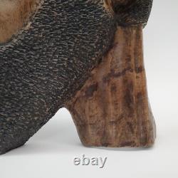 Masque en bois sculpté d'art populaire rustique, homme barbu, yeux creux, décoration des arrière-pays.