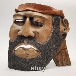 Masque en bois sculpté d'art populaire rustique, homme barbu, yeux creux, décoration des arrière-pays.