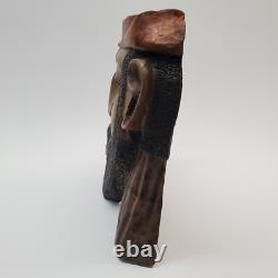 Masque en bois sculpté d'art populaire rustique, homme barbu, yeux creux, décoration des arrière-pays.