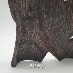 Masque en bois sculpté d'art populaire rustique, homme barbu, yeux creux, décoration des arrière-pays.