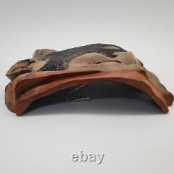 Masque en bois sculpté d'art populaire rustique, homme barbu, yeux creux, décoration des arrière-pays.