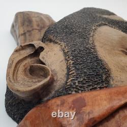 Masque en bois sculpté d'art populaire rustique, homme barbu, yeux creux, décoration des arrière-pays.