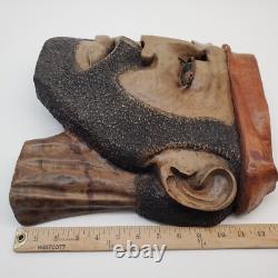 Masque en bois sculpté d'art populaire rustique, homme barbu, yeux creux, décoration des arrière-pays.