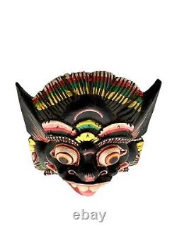 Masque en bois sculpté et peint à la main, de style folklorique balinais, vintage.